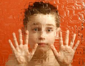 Синдром Аспергера характеризуется тем, что у ребенка снижается способность к социальным коммуникациям, но интеллект сохраняется