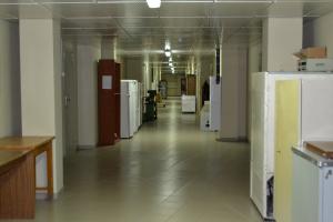 Большинство лабораторий расположены на нижних этажах вдалеке от лифтов
