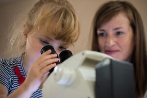 С помощью старших коллег из СЮНа дети помладше изучали мир под микроскопом