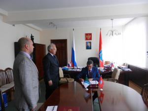 Губернатор Севастополя подписывает текст Соглашения о побратимских связях с Новосибирском