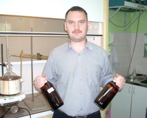 Алексей Бычков демонстрирует бутыли с первым отечественным биоэтанолом, полученным из соломы!