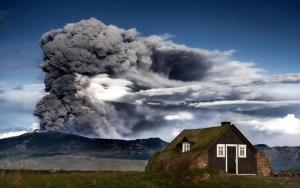 Не самое мощное извержение вулкана Эйяфьядлайёкюдль парализовало авиасообщение в Европе на несколько дней и повлекло многомиллионные убытки