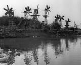 Ветроэлектрическая установка на берегу озера, с помощью которой вода подается на орошаемые участки сельскохозяйственных угодий