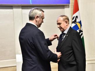 Накануне 1 мая губернатор НСО вручил награды ряду ученых
