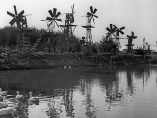 Ветроэлектрическая установка на берегу озера, с помощью которой вода подается на орошаемые участки сельскохозяйственных угодий