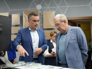 Ученые Института физики полупроводников представили разработки президенту РАН