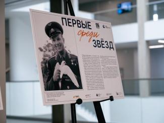 Фотовыставка «Первые среди звёзд» открылась в новом кампусе НГУ