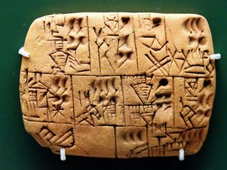 История письма началась с подсчета товаров в Месопотамии и привела к созданию первых литературных текстов и государств История письма началась с подсчета товаров в Месопотамии и привела к созданию первых литературных текстов и государств