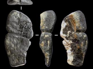Подвеска из графита является древнейшим предметом фаллической формы, найденном в Евразии. Фото предоставлено пресс-службой ИАЭТ СО РАН