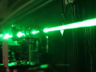 Части лазерной системы (лазер, дихроичное зеркало, фазовая пластинка и ячейка Поккельса). Предоставлено В. Каминским