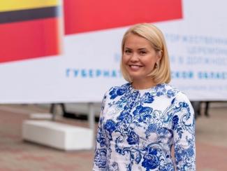 Веселая дама в гжельском платьице на фоне флага Курской области — это Екатерина Харченко вступает в должность ректора Курской сельхозакадемии.