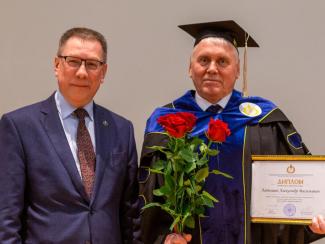 Академик Александр Латышев стал Почетным доктором Алфёровского университета