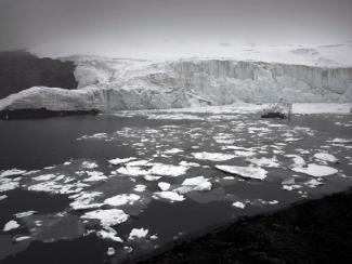 Изменение структуры ледяного покрова Гренландии - прямое следствие глобального потепления климата, подчеркивают специалисты