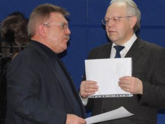 заместитель генерального директора «НИИЭП» Валерий Эдвабник и депутат  Александр Люлько (справа).
