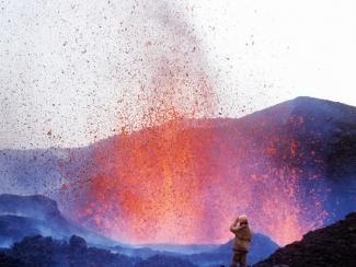 По словам ученых, мониторинг потенциально опасных вулканов может помочь предугадать возможность крупного извержения за 10-20 лет до него